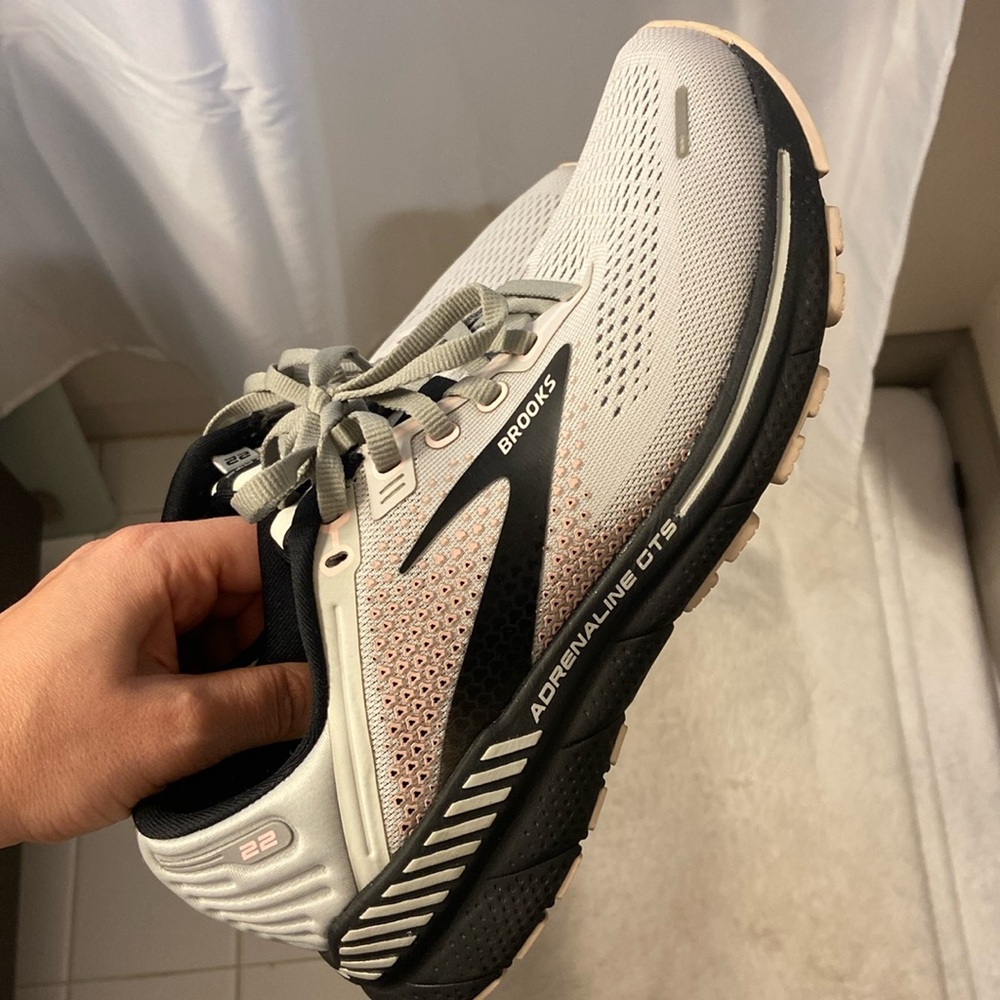 Women’s Brooks Adrenaline GTS 22 size 9